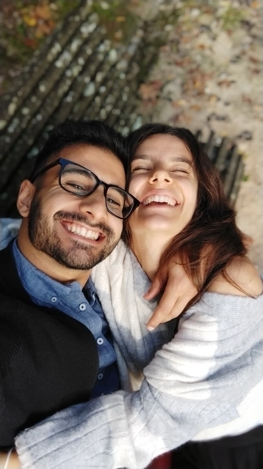 Sofia e Rodrigo abraçados a rir num banco de jardim