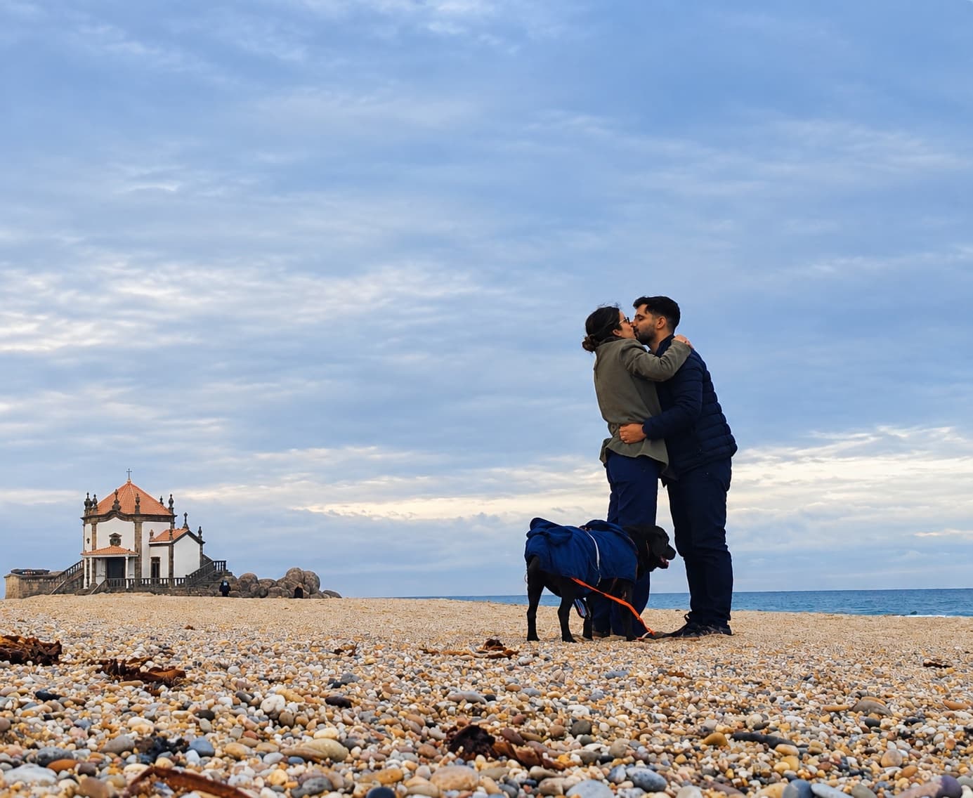 Sofia e Rodrigo a beijar-se na praia com a Sweet, capela ao fundo